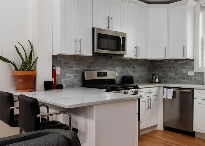 East Village 2br Modern H1 Chicago