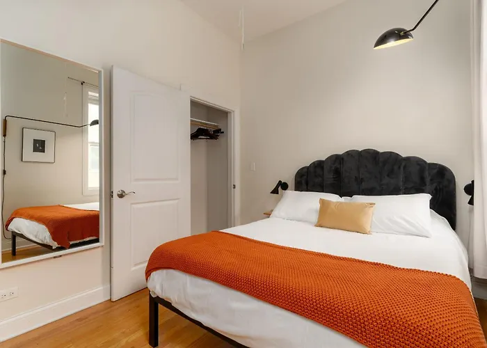 East Village 2br Modern H1 Apartment Chicago