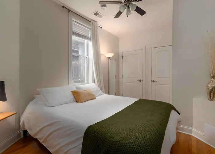 East Village 2br Modern H1 Apartment Chicago