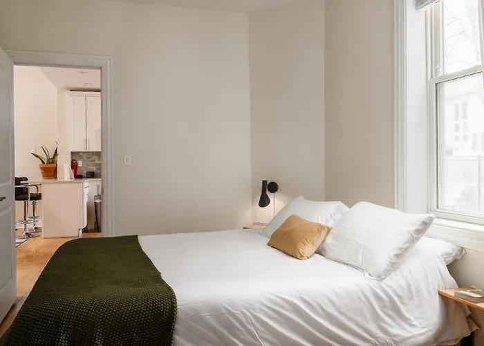 East Village 2br Modern H1 Apartment Chicago